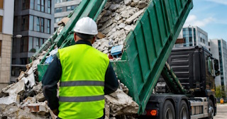 Вывоз строительного мусора в Саяногорске: услуги лицензированной компании — ПроМусор
